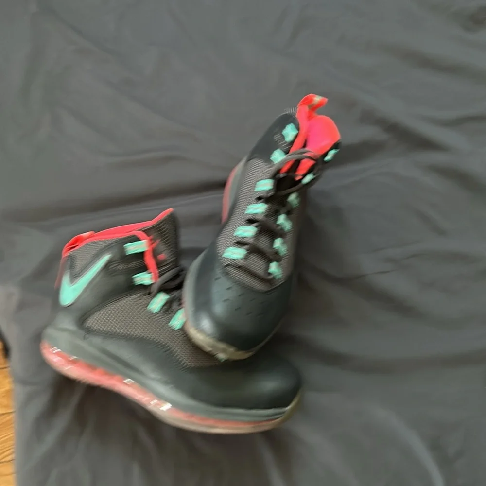 Nike - Picture 2 of 4